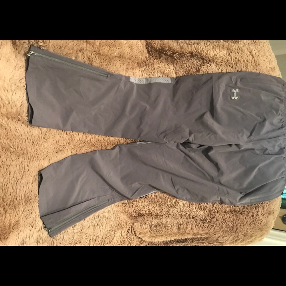 Men’s Under Armour Windpants.